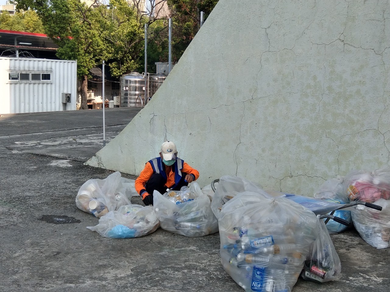 清潔人員進行資源回收分類